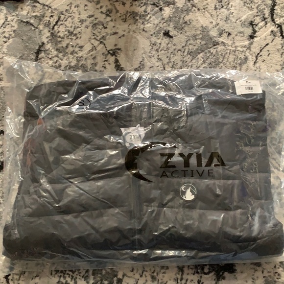 Zyia Men’s Black Altitude Vest - Picture 2 of 6